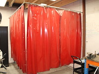 Lasgordijn cepro orange met hoekrail. hoogte 200 cm. breedte 250 + 270 cm.