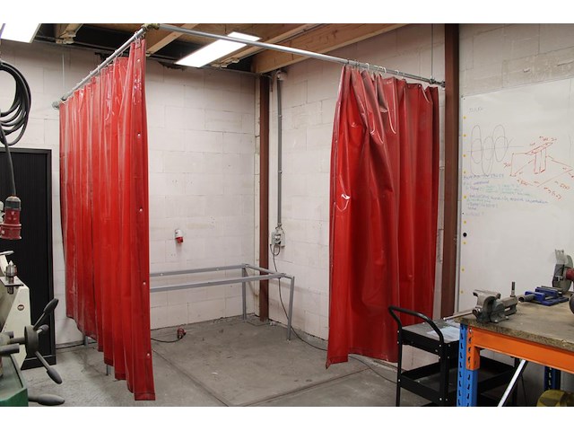 Lasgordijn cepro orange met hoekrail. hoogte 200 cm. breedte 250 + 270 cm. - afbeelding 2 van  3