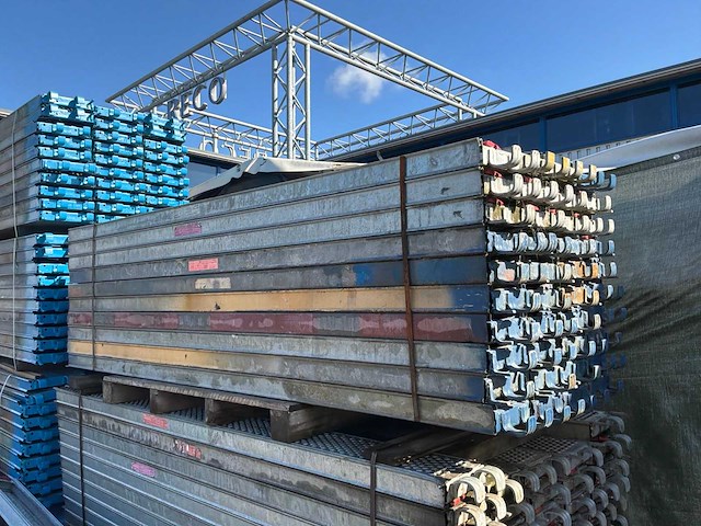 Layher roostervloer (2,57 x 0,19 meter) (40x) - afbeelding 1 van  3