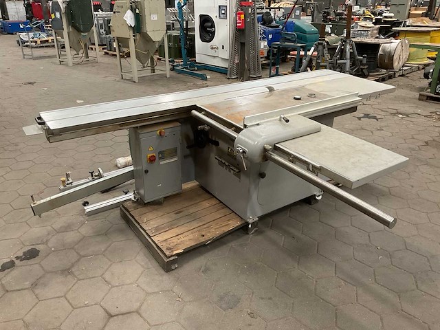 Lazzari juno 3200 formaatzaagmachine - afbeelding 1 van  9