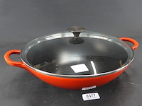Le creuset geëmailleerde gietijzeren wok met glazen deksel - afbeelding 1 van  5