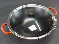 Le creuset geëmailleerde gietijzeren wok met glazen deksel - afbeelding 3 van  5