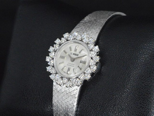 Le monde dameshorloge met diamanten - afbeelding 1 van  5