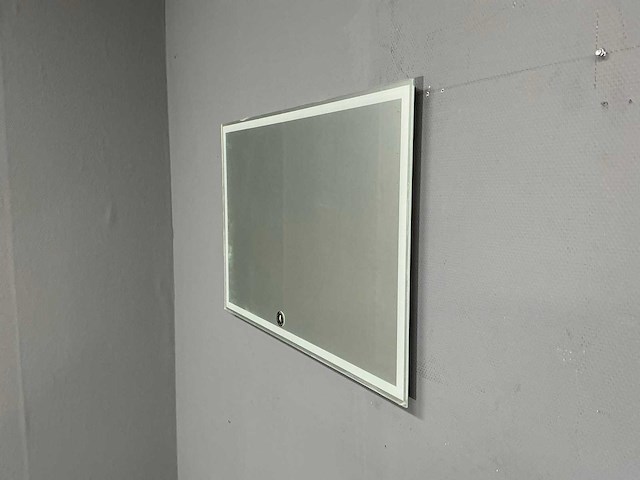 Led spiegel 90 x 60 cm - afbeelding 1 van  8