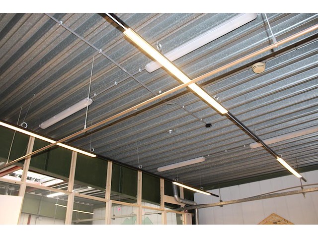 Led tl's aan rails, lengte rails circa 10 m. dient door u zelf gedemonteerd te worden. - afbeelding 1 van  5