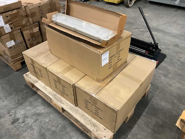 Led-tube plafondlamp (28x) - afbeelding 1 van  2