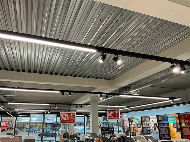 Led winkelverlichting circa 100 meter - afbeelding 1 van  5