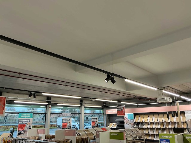 Led winkelverlichting circa 150 meter - afbeelding 1 van  5