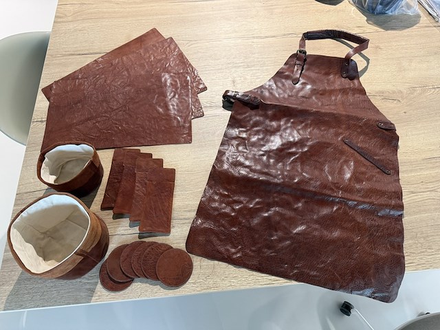Lederen tafelset 17 delig, served with style, chestnut, 2026 - afbeelding 1 van  8