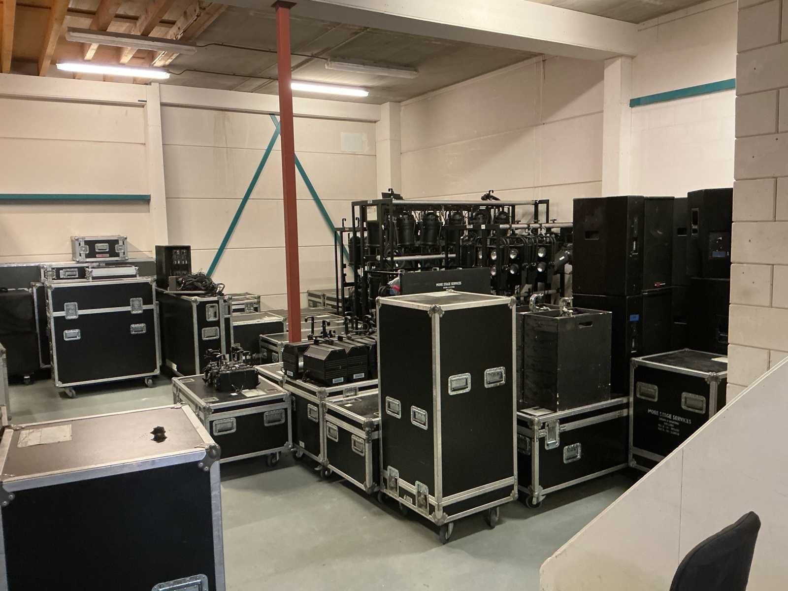 Leegverkoop meerdere magazijnen av-materiaal