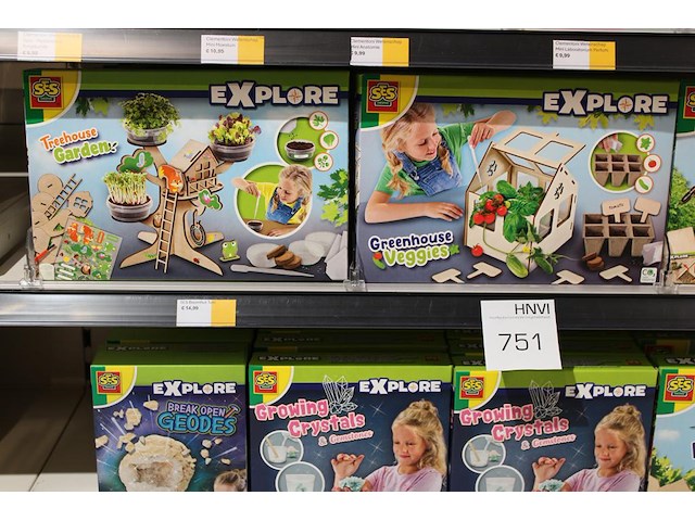 Leerspellen ses explore ruim 20 stuks op twee schappen. - afbeelding 2 van  3