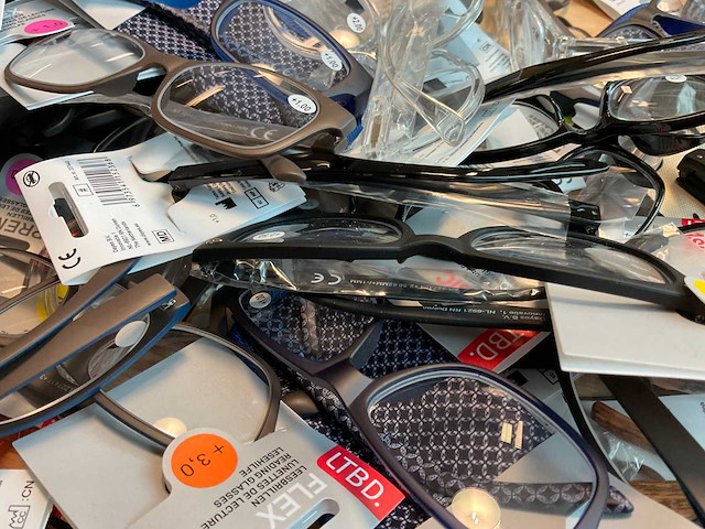 Leesbril diverse modellen, kleuren en sterktes (100x) - afbeelding 2 van  2