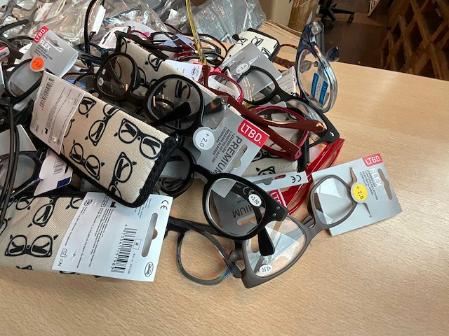 Leesbril diverse modellen, kleuren en sterktes (75x) - afbeelding 2 van  2