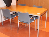 Leestafel met metalen onderstel en bamboelook blad met 4 stoelen. afmeting tafel 170 x 78 x 77 cm.