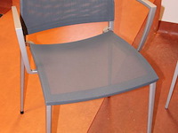 Leestafel met metalen onderstel en bamboelook blad met 4 stoelen. afmeting tafel 170 x 78 x 77 cm. - afbeelding 3 van  3