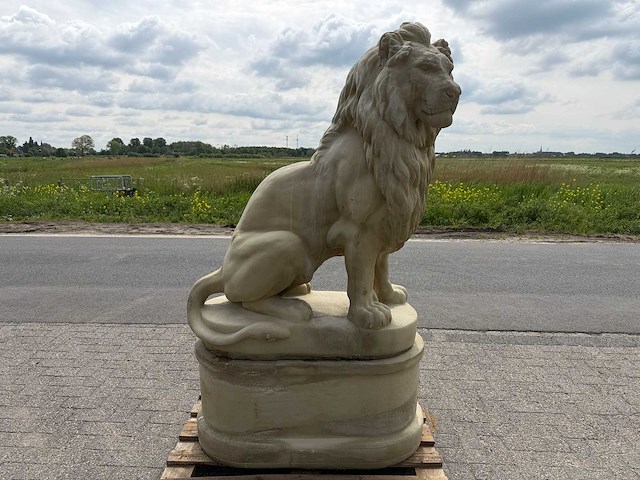 Leeuw op sokkel 1.82 meter hoog - afbeelding 1 van  6