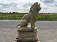 Leeuw op sokkel 1.82 meter hoog - afbeelding 1 van  6