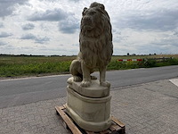 Leeuw op sokkel 1.82 meter hoog - afbeelding 2 van  6
