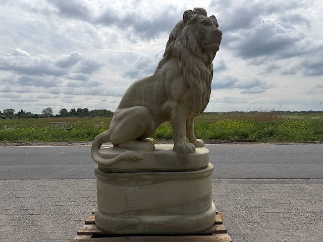 Leeuw op sokkel 1.82 meter hoog - afbeelding 3 van  6