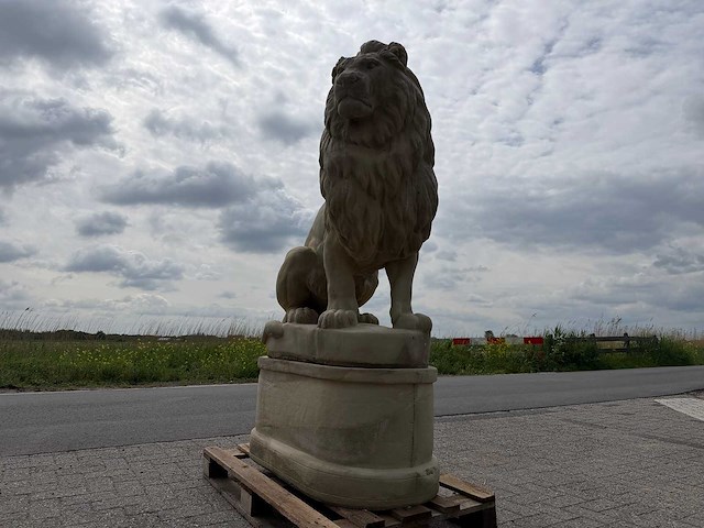 Leeuw op sokkel 1.82 meter hoog - afbeelding 4 van  6