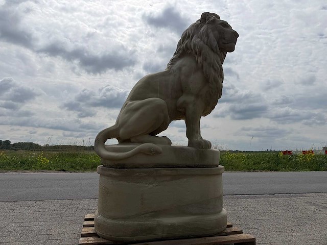 Leeuw op sokkel 1.82 meter hoog - afbeelding 6 van  6