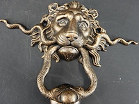 Leeuwenkop als faux bronzen deurklopper - afbeelding 2 van  5