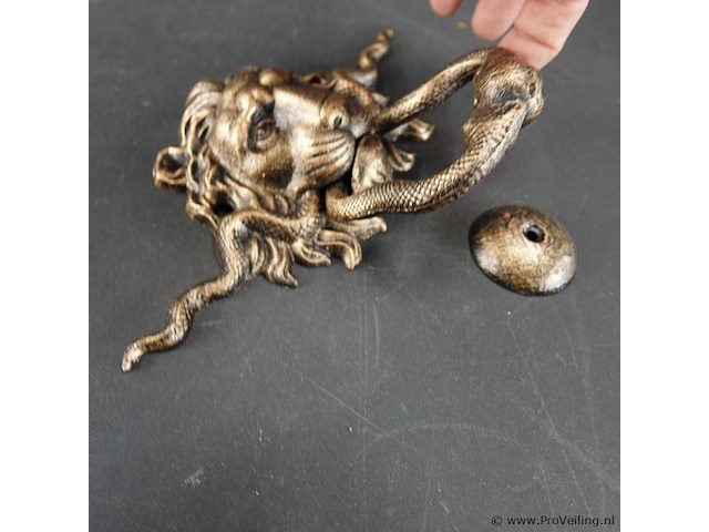 Leeuwenkop als faux bronzen deurklopper - afbeelding 3 van  5