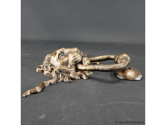 Leeuwenkop als faux bronzen deurklopper - afbeelding 4 van  5