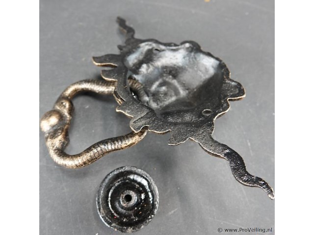 Leeuwenkop als faux bronzen deurklopper - afbeelding 5 van  5