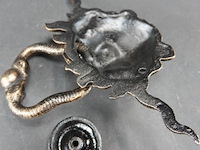 Leeuwenkop als faux bronzen deurklopper - afbeelding 5 van  5