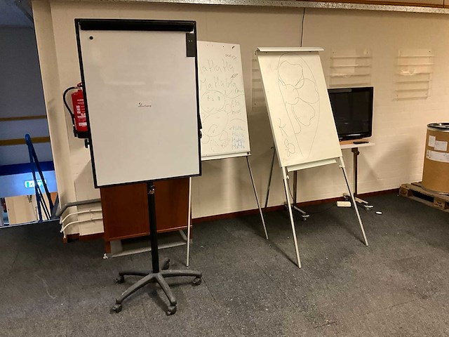 Legbordstelling en diverse inventaris - afbeelding 2 van  7