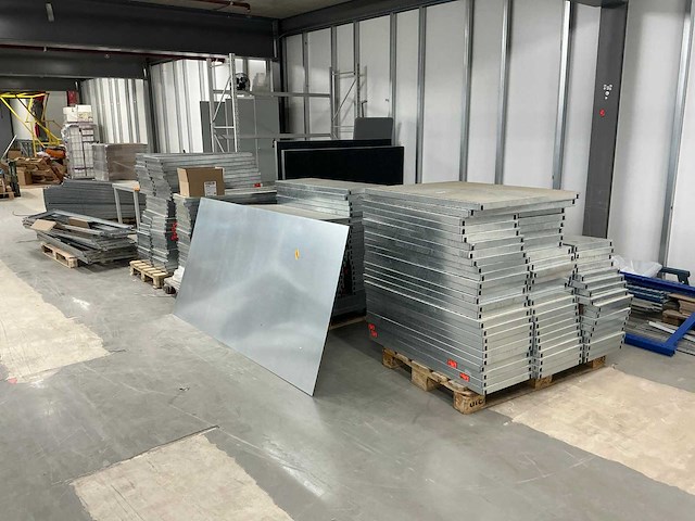 Legbordstelling en overig inventaris - afbeelding 20 van  23