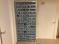 Legbordstelling met 100 bakjes diverse schroeven en bouten