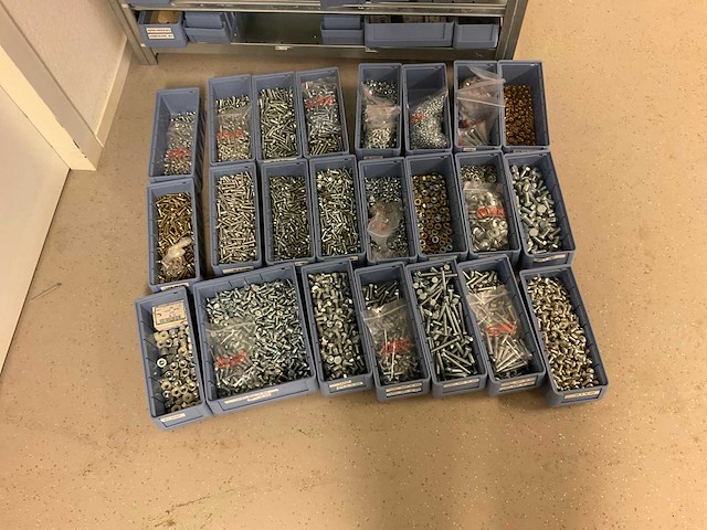 Legbordstelling met 100 bakjes diverse schroeven en bouten - afbeelding 6 van  10