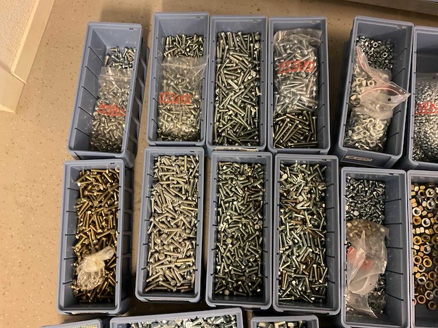 Legbordstelling met 100 bakjes diverse schroeven en bouten - afbeelding 7 van  10