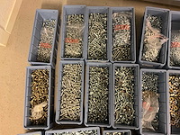 Legbordstelling met 100 bakjes diverse schroeven en bouten - afbeelding 7 van  10