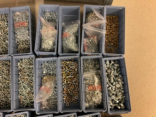 Legbordstelling met 100 bakjes diverse schroeven en bouten - afbeelding 8 van  10