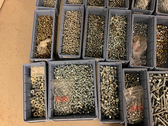 Legbordstelling met 100 bakjes diverse schroeven en bouten - afbeelding 9 van  10
