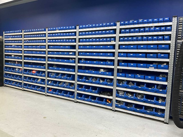 Legbordstelling met (321x) magazijnbakken - afbeelding 1 van  16