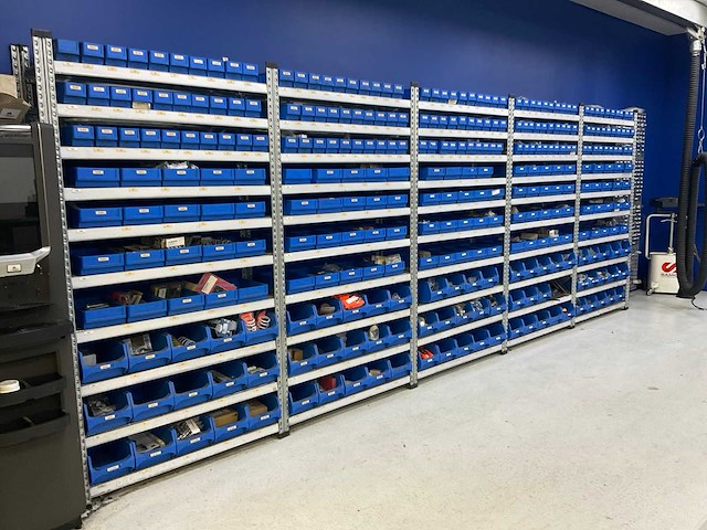 Legbordstelling met (321x) magazijnbakken - afbeelding 13 van  16