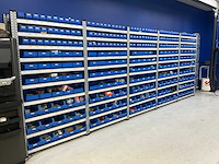 Legbordstelling met (321x) magazijnbakken - afbeelding 13 van  16