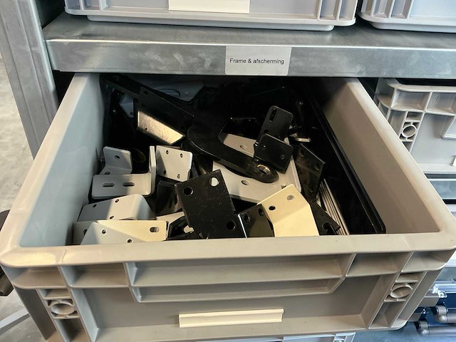 Legbordstelling met diverse robotonderdelen - afbeelding 2 van  28