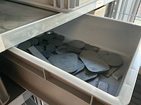 Legbordstelling met diverse robotonderdelen - afbeelding 3 van  28