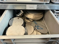 Legbordstelling met diverse robotonderdelen - afbeelding 4 van  28