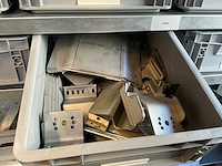 Legbordstelling met diverse robotonderdelen - afbeelding 5 van  28