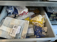 Legbordstelling met diverse robotonderdelen - afbeelding 6 van  28