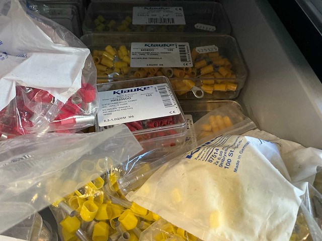 Legbordstelling met diverse robotonderdelen - afbeelding 7 van  28