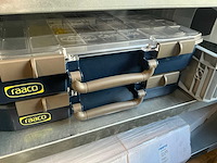 Legbordstelling met diverse robotonderdelen - afbeelding 8 van  28