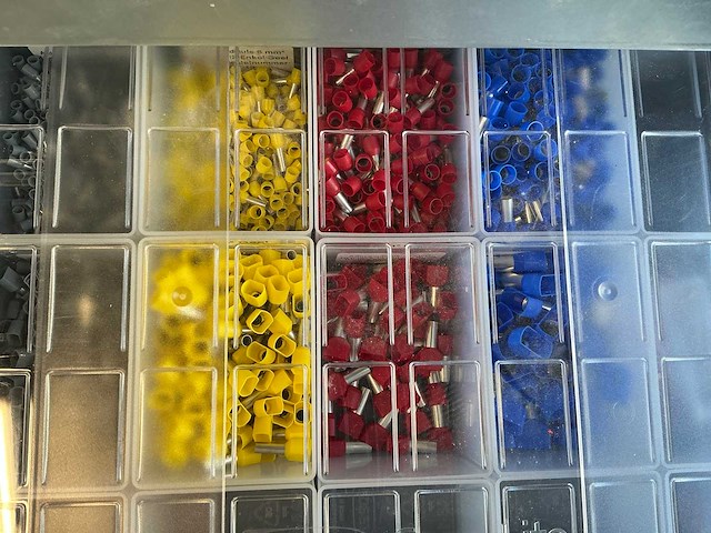 Legbordstelling met diverse robotonderdelen - afbeelding 9 van  28