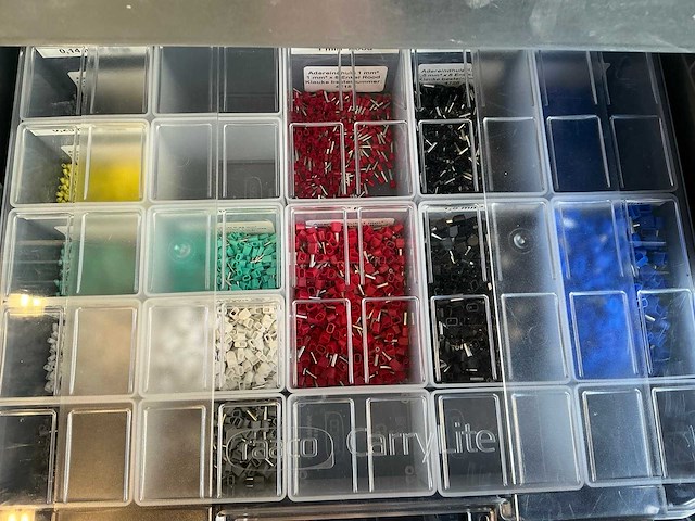 Legbordstelling met diverse robotonderdelen - afbeelding 10 van  28